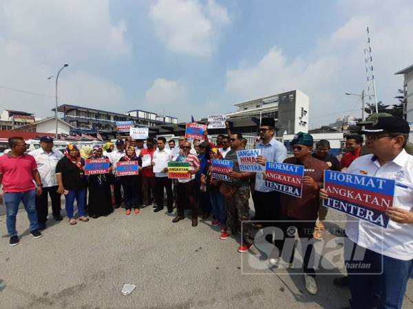 Azmizam bersama beberapa individu dan NGO antaranya Ahli Majlis N46 A, Persatuan Bekas Polis Malaysia Klang, NGO Ikatan Kasih Komuniti Pulau Indah, Persatuan Gabungan Tindakan Alaf Baru Malaysia serta Komuniti Harapan Malaysia membuat laporan polis mengenai kenyataan seorang individu yang didakwa menghina Angkatan Tentera Malaysia (ATM) di IPD Klang Selatan hari ini.