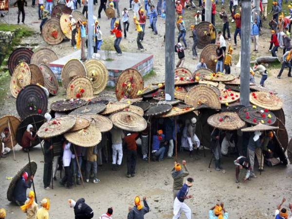 Orang ramai menyertai festival baling batu di daerah Champawat.