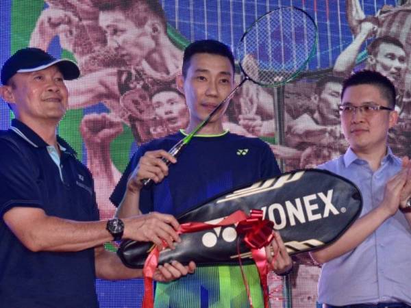 Chong Wei menunjukkan raket Astrox 99 LCW pada pelancaran Raket Astrox 99 LCW di Master Badminton Club (MBC) Klebang Putra di sini hari ini.