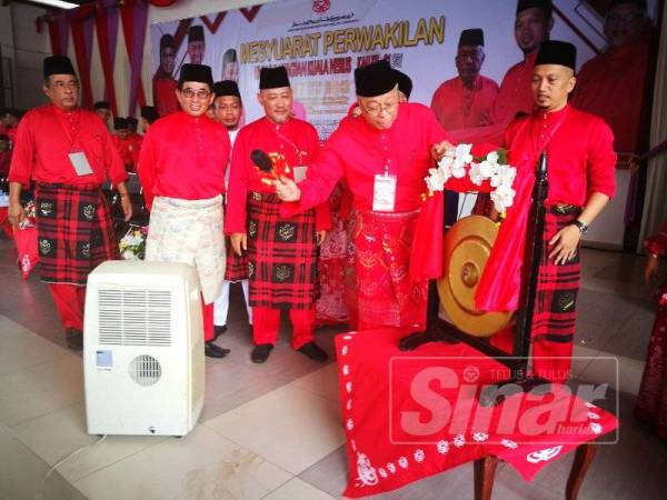 Ismail Sabri memalu gong simbolik merasmikan Mesyuarat Perwakilan UMNO Bahagian Kuala Nerus Kali Ke-31 hari ini.