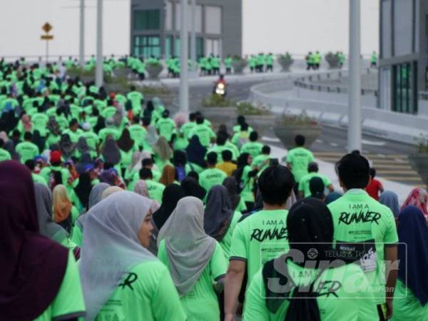 Peserta memulakan larian merentasi ‘drawbridge’.