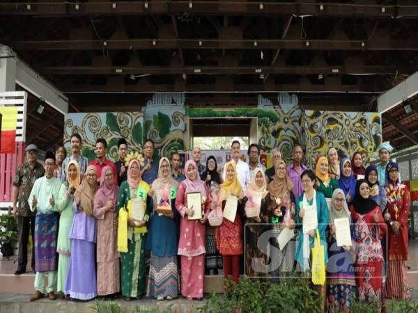 Antara peserta yang terlibat dalam program Sayembara Deklamasi Puisi Hari Kebangsaan peringkat negeri bertempat di Laman Budaya Shah Alam di sini hari ini. 