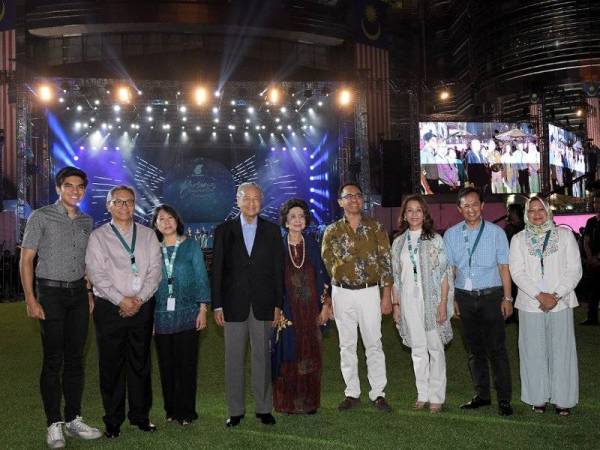 Perdana Menteri Tun Dr Mahathir Mohamad bersama isteri Tun Dr Siti Hasmah Mohd Ali bergambar kenangan selepas merasmikan Majlis Ulang Tahun Petronas Ke-45 dan Ulang Tahun Menara Berkembar Petronas Ke-20 di Kuala Lumpur City Centre (KLCC) hari ini. Foto: Bernama