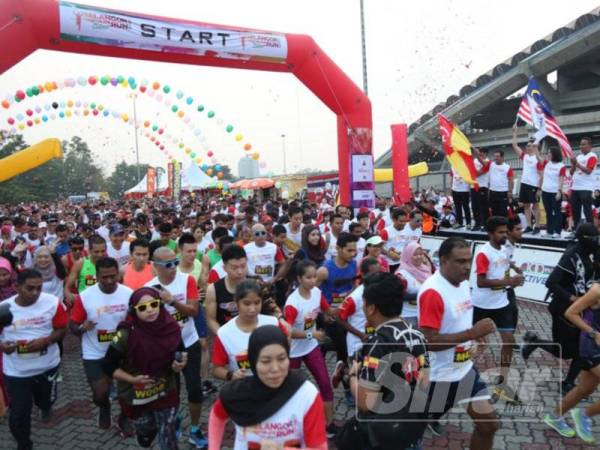 Antara peserta yang menyertai Selangor Corporate Colour Run (SCCR) 2019 di sini hari ini.