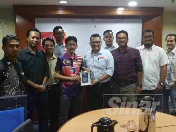 Shahir (tengah) semasa perbincangan dengan Jufitri Joha baru-baru ini.