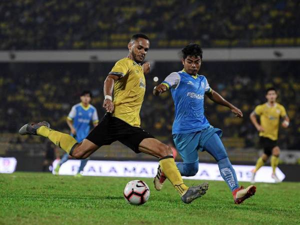 Pemain Perak Raianderson Da Costa (kiri) melepaskan rembatan ketika dikawal pemain Pulau Pinang Mohammad Syukur Saidin (kanan) pada saingan Piala Malaysia 2019 di Stadium Perak malam ini.
Keputusan semasa seri 1-1. Foto Bernama