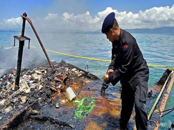 Feri yang membawa puluhan penumpang itu dalam perjalanan dari Sulawesi Tenggara ke sebuah pulau di Sulawesi Tengah terbakar sejurus selepas tengah malam.- Foto AFP