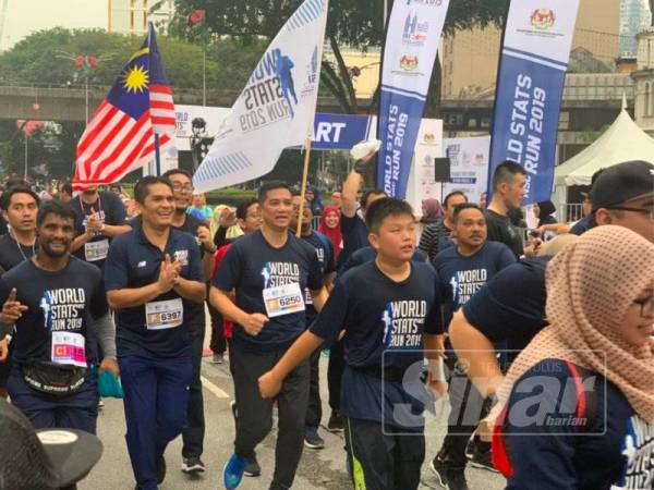 Mohamed Azmin berjaya menamatkan larian WSC Run 2019 kategori 5 kilometer dalam tempoh satu jam