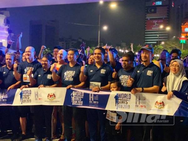 Mohamed Azmin bersama peserta larian WSC Run 2019 di Dataran Merdeka hari ini .