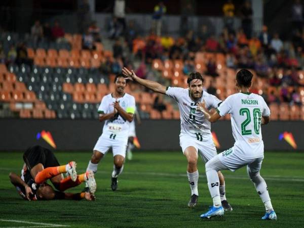 Pemain Melaka Luka Milunovic (dua, kanan) kegembiraan selepas menjaringkan gol kedua ketika menentang Felda United pada perlawanan Piala Malaysia 2019 di Stadium Tun Abdul Razak (STAR) malam tadi. - Foto Bernama