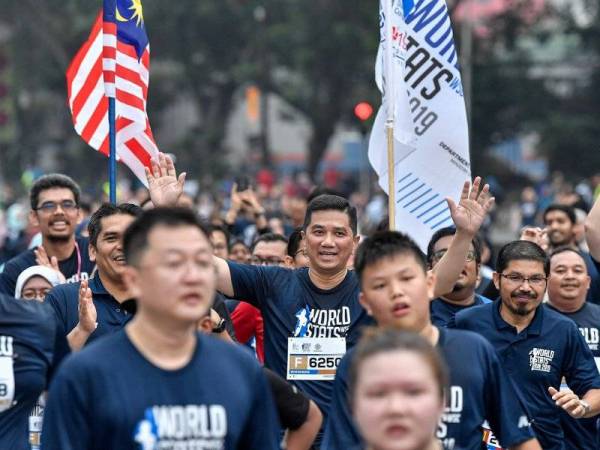 Menteri Hal Ehwal Ekonomi Datuk Seri Mohamed Azmin Ali ketika menghampiri garisan penamat bagi kategori 5KM pada World Stats Run 2019 di Dataran Merdeka hari ini. - Foto Bernama