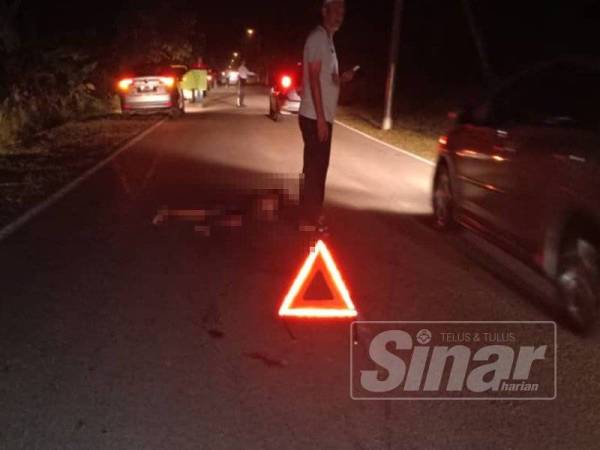 Keadaan mangsa yang dirempuh sebuah MPV di Jalan Rejo Sari, Rengit, Batu Pahat.