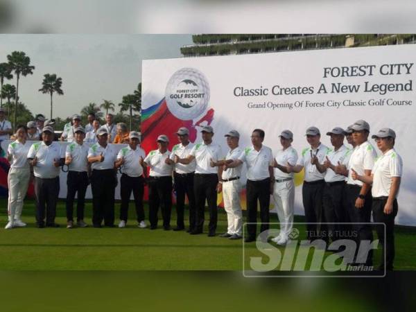 Sahruddin (tengah) ketika menyempurnakan Majlis Pelancaran Padang Golf Klasik Forest City di Padang Golf Klasik Forest City.