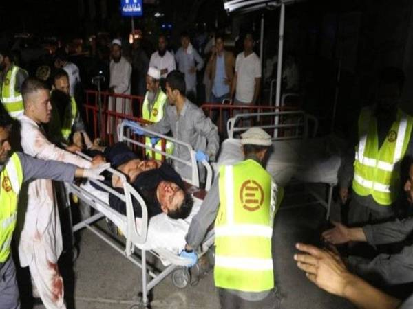 Pekerja kecemasan Afghanistan membawa mangsa cedera ke dalam hospital. - Foto EPA