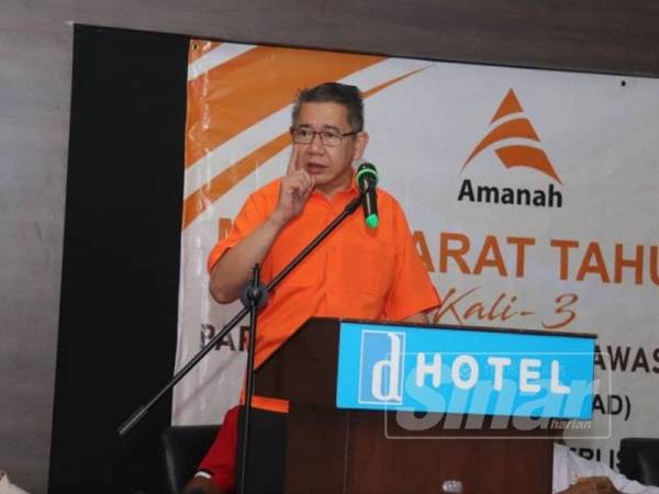 Salahuddin ketika menyampaikan ucapan ketika merasmikan Mesyuarat Tahunan Amanah Kawasan Parit di sini hari ini.