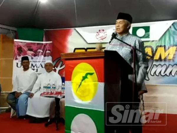 Ahmad Zahid sedang berucap di Ceramah Penyatuan Ummah di Balik Pulau malam tadi.