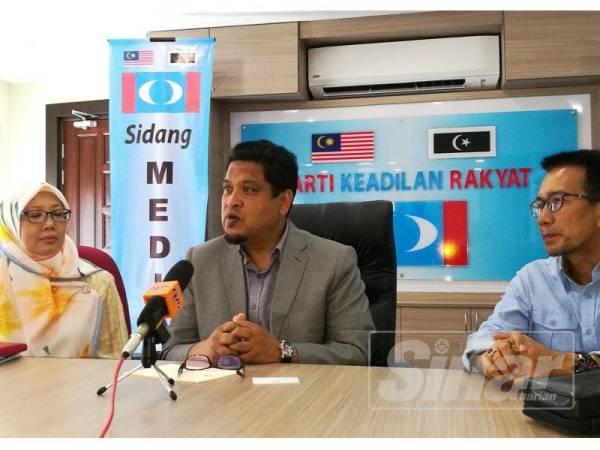 Romli (tengah) bersama Azan (kanan) dan Zaliha ketika sidang media selepas taklimat khas di Pejabat PKR Terengganu, di sini hari ini.