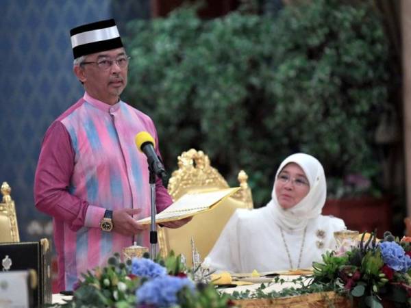 Yang di-Pertuan Agong, Al-Sultan Abdullah Ri’ayatuddin Al-Mustafa Billah Shah berkenan menyampaikan titah ucapan pada Majlis Santapan Malam Bersama Rakyat Malaysia sempena Lawatan Negara Seri Paduka selama tiga hari bermula hari ini. Turut berangkat sama Raja Permaisuri Agong Tunku Hajah Azizah Aminah Maimunah Iskandariah. - Foto: BERNAMA