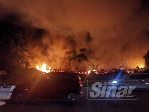 Kebakaran yang berlaku di kawasan hutan berhampiran Taman Scientex Pasir Gudang di sini semalam.