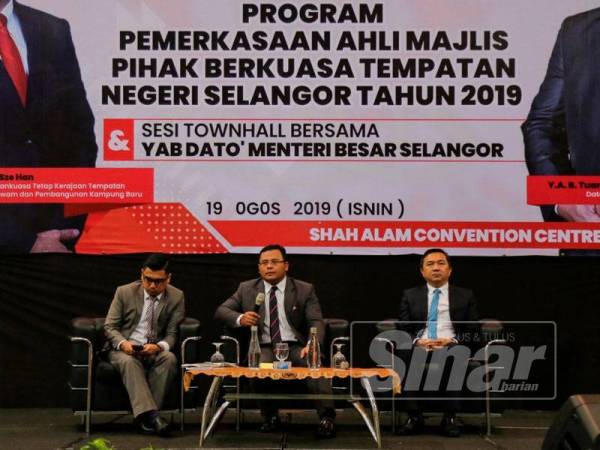 Amirudin (tengah) meluangkan masa hampir satu jam pada Sesi Town Hall bersama Ahli Majlis Pihak Berkuasa Tempatan Selangor di Pusat Konvensyen Shah Alam (SACC) hari ini. 