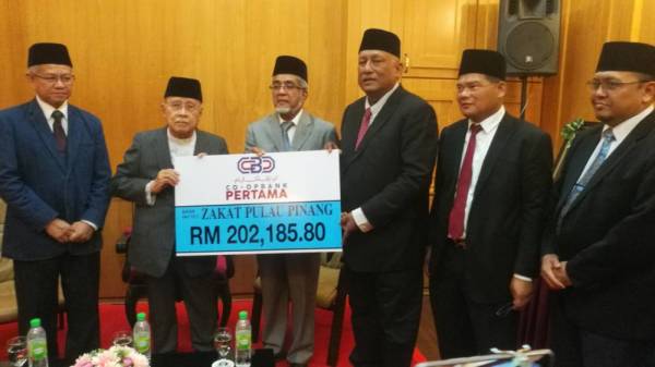 Kamari Zaman menyampaikan zakat berjumlah RM202,185.80 kepada Tun Dr Abdul Rahman dalam majlis yang diadakan di Restoran Pen Mutiara tengah hari tadi.