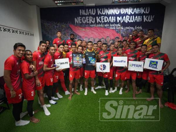 Baddrol (tengah) bersama rakan-rakannya sebelum turun berlatih di Stadium Sultan Abdul Halim, petang ini.