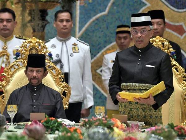 Yang di-Pertuan Agong Al-Sultan Abdullah Ri’ayatuddin Al-Mustafa Billah Shah berkenan menyampaikan titah pada Majlis Santapan Malam Negara di Istana Nurul Iman malam ini. Foto: Bernama