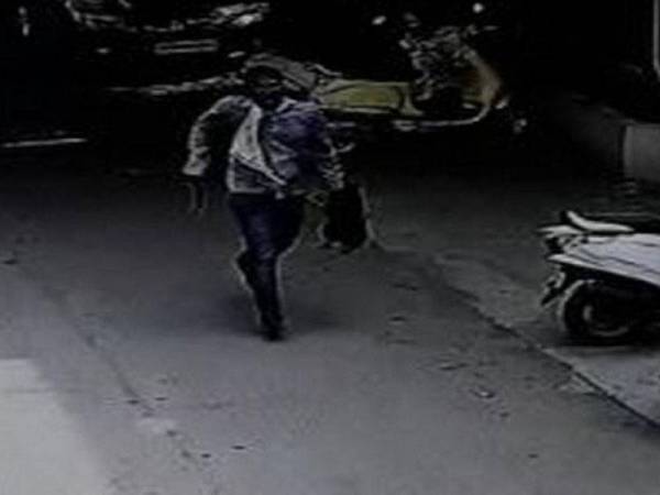 Rakaman CCTV menunjukkan suspek membawa kepala isterinya yang dipenggal. - Foto ANI