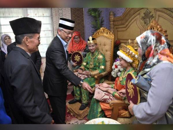 Yang di-Pertuan Agong Al-Sultan Abdullah Ri’ayatuddin Al-Mustafa Billah Shah berkenan mencemar duli mengunjungi rumah ketua kampung yang dimeriahkan dengan persembahan pertunjukkan kebudayaan dan tradisional masyarakat Kampong Ayer semalam sempena Lawatan Negara ke Brunei selama tiga hari bermula Ahad. - Foto Bernama