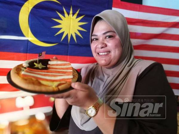 Siti Zulina bersama pizza Jalur Gemilang di Cafe Na Pizza Station, Chabang Empat Tumpat.