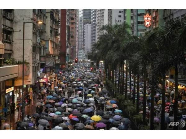 Penunjuk perasaan antikerajaan di Hong Kong mengadakan protes besar-besaran menuntut hak demokrasi. - Foto AFP