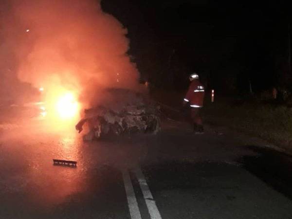 Anggota bomba membantu memadam kebakaran kereta terlibat sebelum mengeluarkan mayat mangsa yang tersepit. - Foto ihsan bomba 