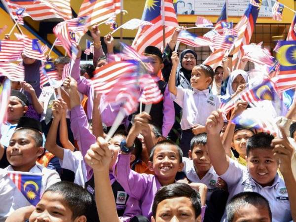 Murid-murid Sekolah Kebangsaan Kampong Tengah melakukan latihan setiap untuk sambutan Hari Kebangsaan yang bertemakan Sayangi Malaysiaku: Malaysia Bersih hujung bulan ini. - Foto Bernama