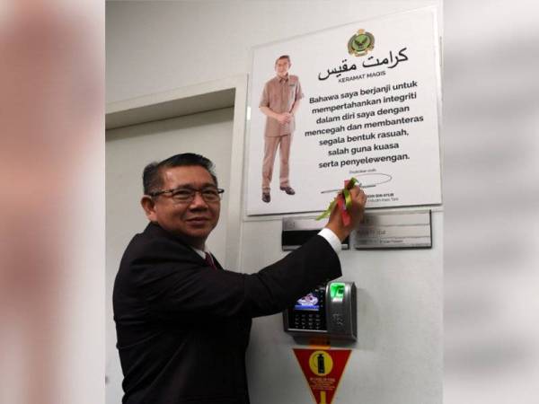 Menteri Pertanian dan Industri Asas Tani Datuk Salahuddin Ayub menandatangani Lafaz Ikrar MAQIS ketika melawat Pejabat Jabatan Perkhidmatan Kuarantin dan Pemeriksaan Malaysia pada Majlis Sidang Media dan Pelancaran Keramat MAQIS di Lapangan Terbang Antarabangsa Kuala Lumpur (KLIA) hari ini. - Foto Bernama