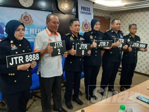 Pengarah Pelesenan Kenderaan, Datuk Mohd Rusdi Mohd Darus (dua kiri) bersama Pengarah JPJ Johor, Razali Wagiman (tiga kiri) melancarkan bidaan Siri JTR melalui sistem JPJeBid.