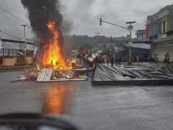 Perusuh bertindak ganas ketika protes di Manokwari semalam. - Foto Reuters