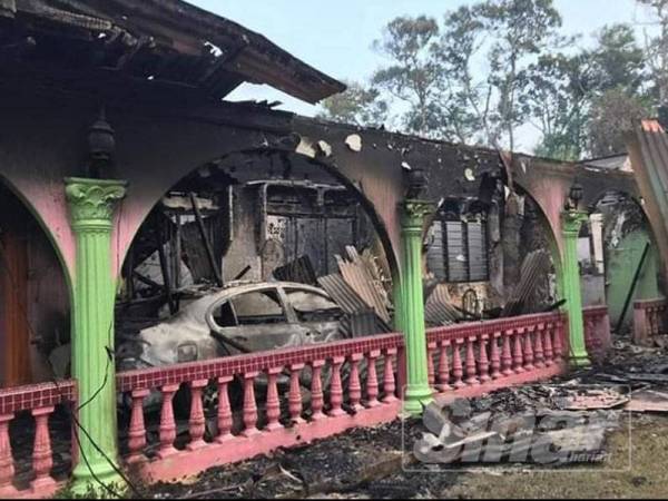 Kebakaran rumah berlaku di Felda Tenggaroh 2 petang tadi yang turut mengakibatkan lima buah kenderaan terbakar.