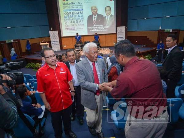 Nordin Salleh diiringi Abdul Fattah bersalam dengan peserta-peserta pada Wacana Ilmu sempena Hari Koperasi Antarabangsa 2019 di Auditorium Angkasa hari ini. - Foto Sinar Harian SHARIFUDIN ABDUL RAHIM