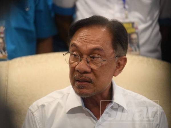 Anwar dalam sidang akhbar selepas mengadakan pertemuan dengan pimpinan PH Wilayah Persekutuan dan NGO di Kompleks Darul Puteri, Kuala Lumpur hari ini.