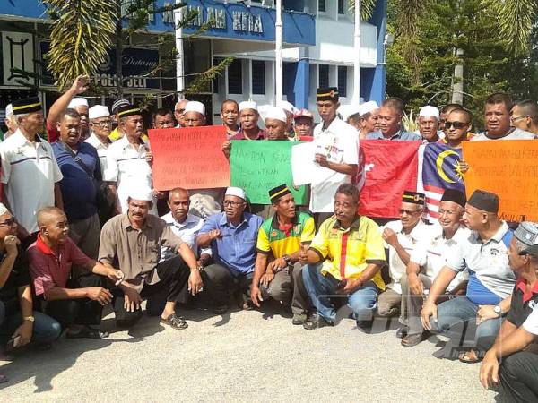 Sebahagian anggota PVATM Cawangan Jeli yang membuat laporan polis bagi menggesa siasatan menyeluruh dijalankan terhadap Yew Yin di sini semalam.