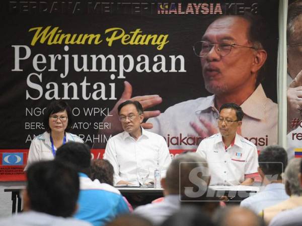 Anwar mengadakan pertemuan dengan pimpinan PH Wilayah Persekutuan dan NGO di Kompleks Darul Puteri, Kuala Lumpur hari ini.