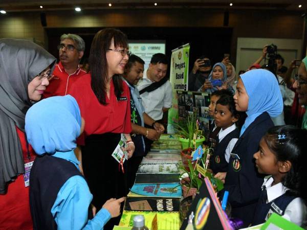 Teresa Kok meluangkan masa melihat pameran yang disertai sekolah-sekolah sekitar Kuala Lumpur pada Majlis Penutup Karnival Pendidikan Komuniti Penglibatan Ibu Bapa Komuniti dan Swasta (PIBKS) dan Eksplorasi Universiti Multimedia (MMU) dan Sayangi Sawitku di MMU hari ini. -Foto Bernama