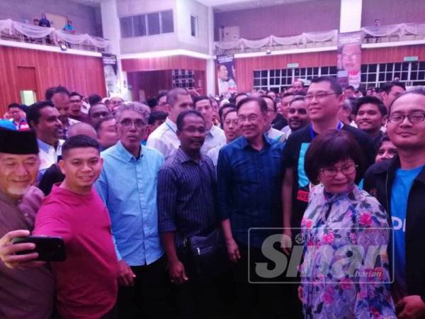 Anwar menghadiri program Bual Bicara Bersama Orang Ramai sempena siri jelajah ke Wilayah Persekutuan di Kompleks Darul Puteri, Kuala Lumpur hari ini.