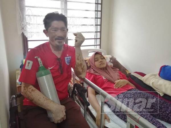 Fahaizal menunjukkan peralatan perubatan yang disumbangkan oleh orang ramai tanda prihatin dengan keadaan menimpa anaknya.