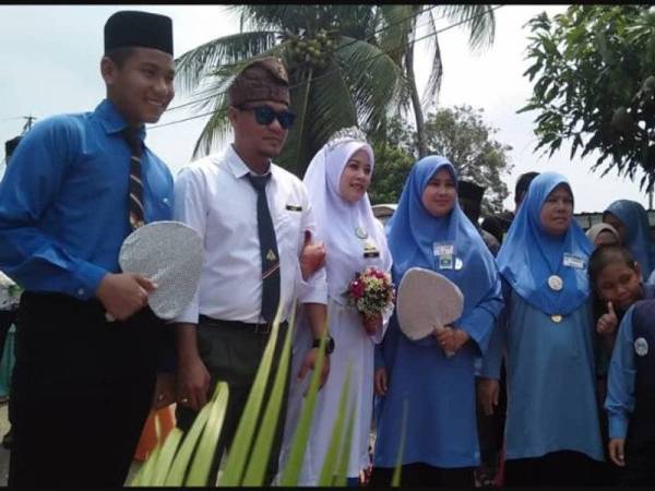 Pengantin pakai baju sekolah nyanyi lagu Negaraku