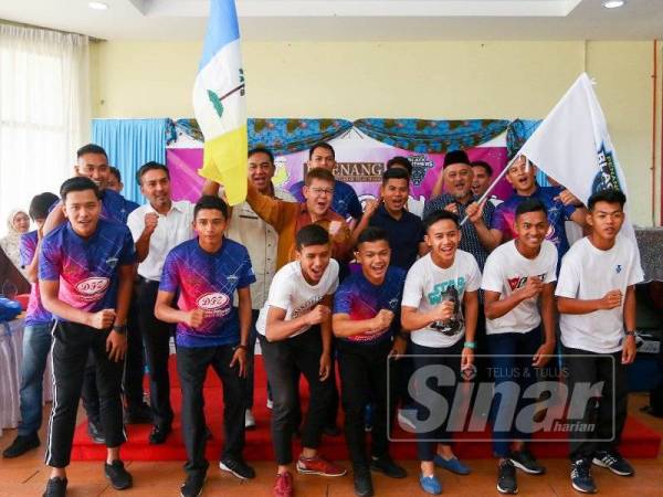 Abd Hafiz (tiga kanan, belakang) bergambar bersama tetamu jemputan, pasukan Penang Black Panthers dan pasukan remaja takraw Pulau Pinang selepas majlis pengumuman sebagai penaja di sebuah hotel baru-baru ini.