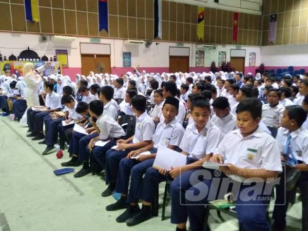 Murid Sekolah Kebangsaan Jalan U3 Subang Perdana tekun mendengar ceramah disampaikan dalam program tersebut.