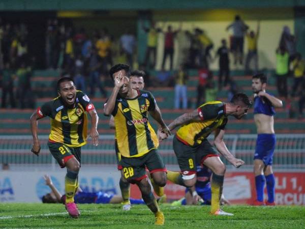 Mohd Alif Mohd Yusof (tengah) menjaringkan gol kemenangan Kedah pada minit ke-90. - Foto ihsan MOHAMAD ASYRAAF