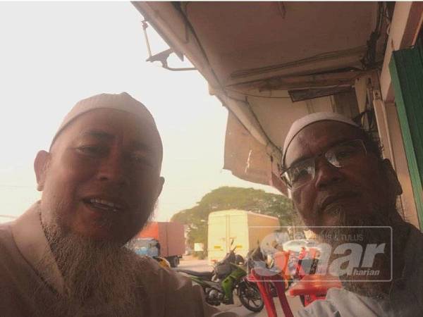 Mohd Azhari (kanan) ditemui selamat selepas mengikut jemaah tabligh di sebuah masjid di Sungai Buloh.