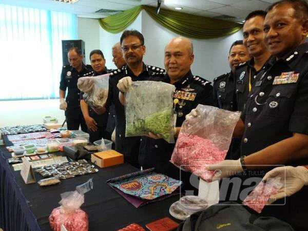 Ab Rashid (tengah) menunjukkan dadah yang dirampas dalam dua serbuan di Shah Alam dan Petaling Jaya.